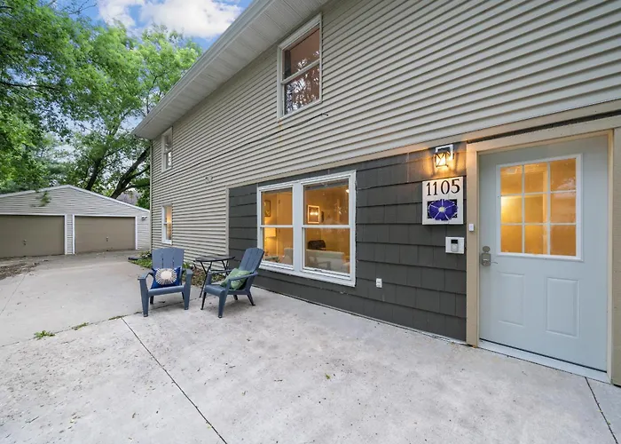 Daffodil House - Large 6 Bedroom Accessible Rental