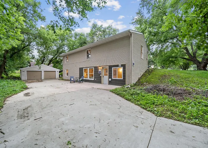 Daffodil House - Large 6 Bedroom Accessible Rental